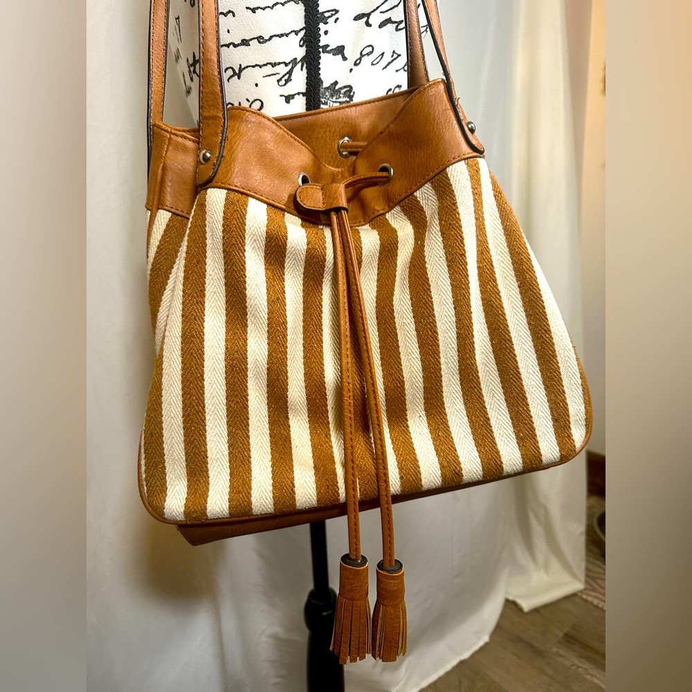 BUENO Bucket Bag Classic Stripe Beachy Boho Chic Romantic Summer Coastal Cowgirl - Picture 3 of 7